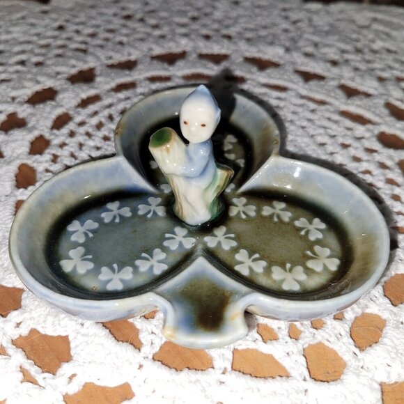 Wade Irish Porcelain - Cauldron and Shamrock Dish with Pixie Gnome Leprechaun - Picture 8 of 15